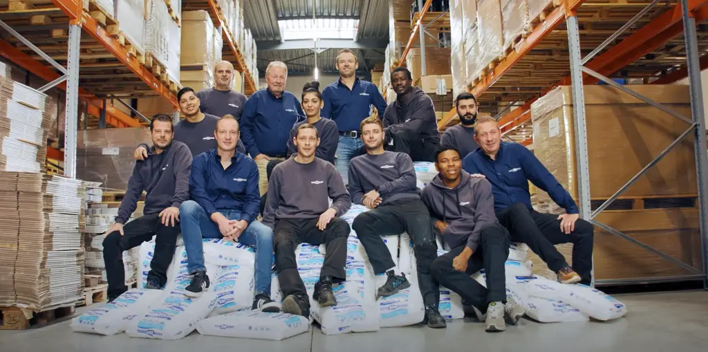 Het team van SYR Oceanic in het magazijn